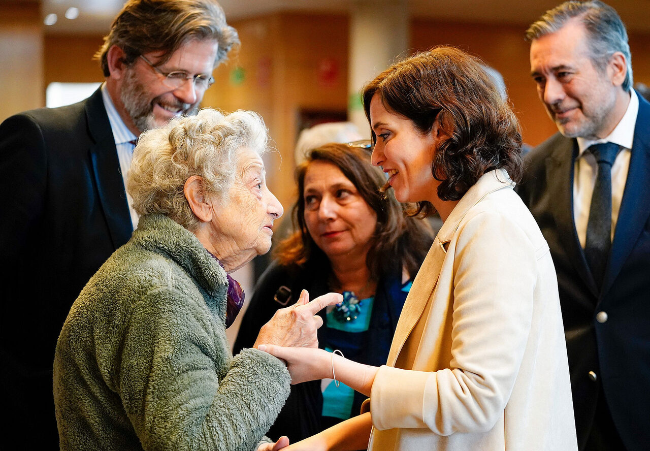Díaz Ayuso charla con una superviviente del Holocausto. |  Comunidad de Madrid