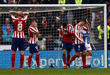 Los jugadores del Atlético de Madrid se lamentan tras una ocasión fallada. |  EFE