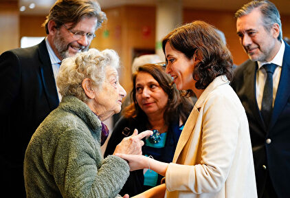 Díaz Ayuso charla con una superviviente del Holocausto. |  Comunidad de Madrid