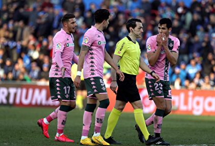El Betis clama contra el VAR: "¿Pero es que existe?"