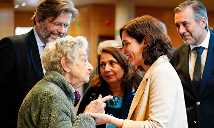 Díaz Ayuso charla con una superviviente del Holocausto. |  Comunidad de Madrid