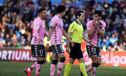 El Betis clama contra el VAR: "¿Pero es que existe?"