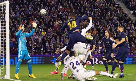 Gol anulado a Casemiro en el Nuevo Zorrilla. |  EFE