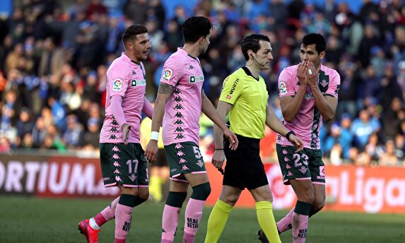 El Betis clama contra el VAR: "¿Pero es que existe?"