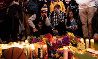 Uno de los altares por Kobe Bryant instalados a las afueras del Staples Center. |  EFE