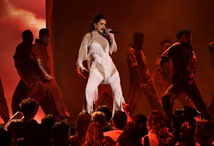 Rosalía presume de flamenca en el escenario de los Grammy