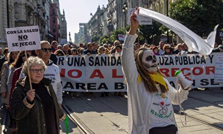 Manifestación de la "Marea blanca" este domingo en Sevilla |  EFE