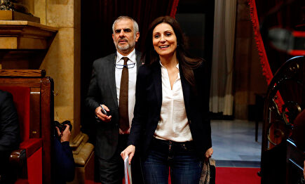 Carlos Carrizosa y Lorena Roldán, en el Parlament. | EFE