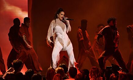 Rosalía presume de flamenca en el escenario de los Grammy