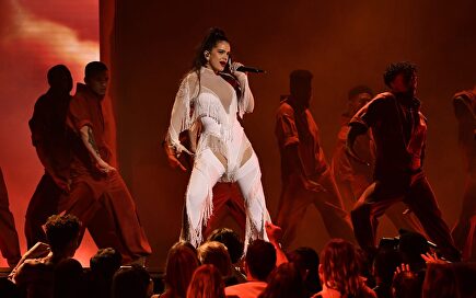 Rosalía presume de flamenca en el escenario de los Grammy