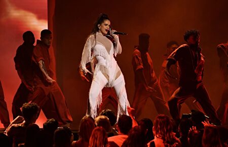 Rosalía presume de flamenca en el escenario de los Grammy