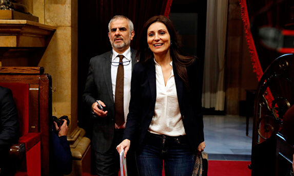 Carlos Carrizosa y Lorena Roldán, en el Parlament. | EFE
