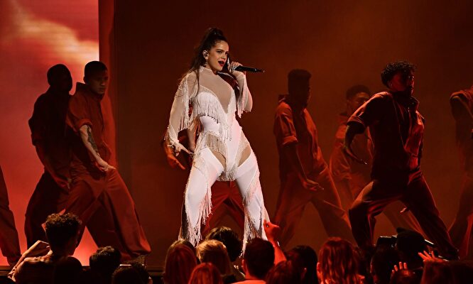 Rosalía presume de flamenca en el escenario de los Grammy