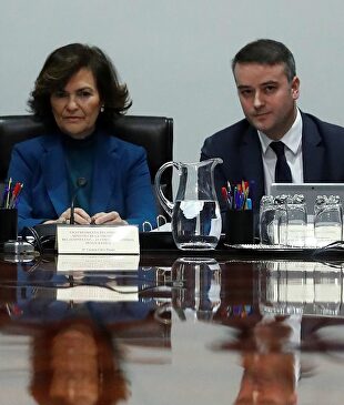 La vicepresidenta Carmen Calvo e Iván Redondo |  EFE
