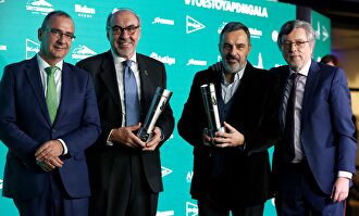 Los humoristas gráficos Gallego y Rey, premiados en la gala de la Asociación de la Prensa Deportiva de Madrid. |  EFE 