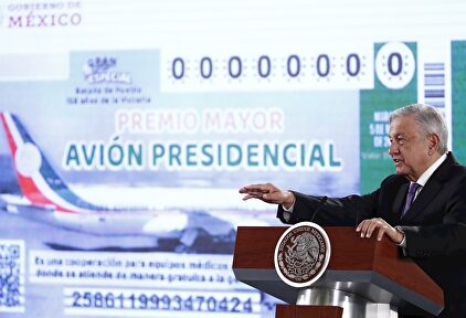 López Obrador muestra el billete del sorteo. |  EFE