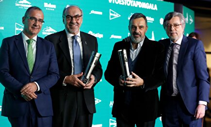 Los humoristas gráficos Gallego y Rey, premiados en la gala de la Asociación de la Prensa Deportiva de Madrid. |  EFE 