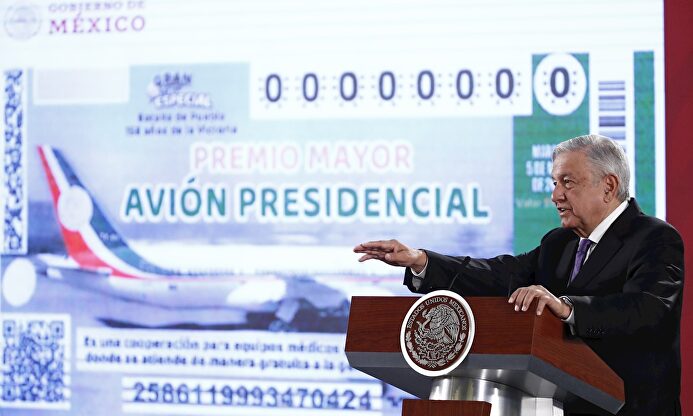 López Obrador muestra el billete del sorteo. |  EFE