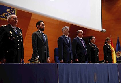 Marlaska y el secretario de Estado en el 196 aniversario de la Policía. |  EFE