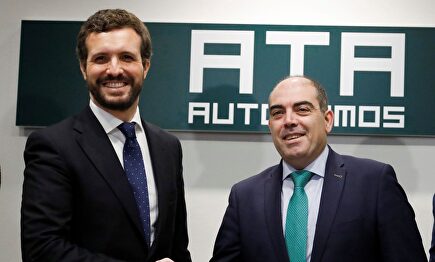 Pablo Casado con Lorenzo Amor, de ATA, este miércoles. |  EFE