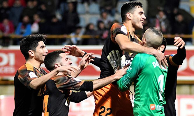Los jugadores del Valencia se abrazan con Jaume Domenech para celebrar el pase a cuartos. |  EFE