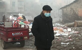 Un anciano, portando una máscara en la ciudad de Wuhan para combatir el coronavirus. |  EFE