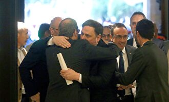 Torra y Junqueras se abrazan en el Parlamento catalán |  EFE