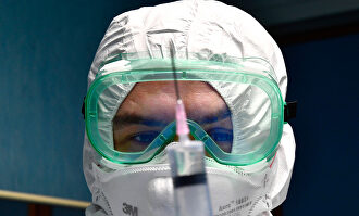 Un médico italiano estudiando el coronavirus. |  EFE