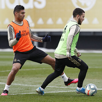 Hazard conduce la pelota en el entrenamiento ante Casemiro. |  Realmadrid.com