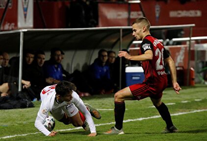 Lance del Mirandés-Sevilla en Anduva. |  EFE