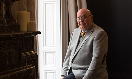 Antonio Ecarri, embajador de Venezuela en España en una oficina prestada por unos amigos |  David Alonso Rincón