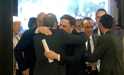 Torra y Junqueras se abrazan en el Parlamento catalán |  EFE