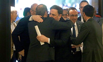 Abrazo de Junqueras y Torra. |  EFE