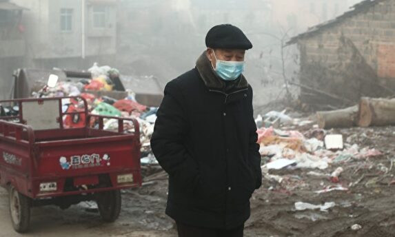 Un anciano, portando una máscara en la ciudad de Wuhan para combatir el coronavirus. |  EFE