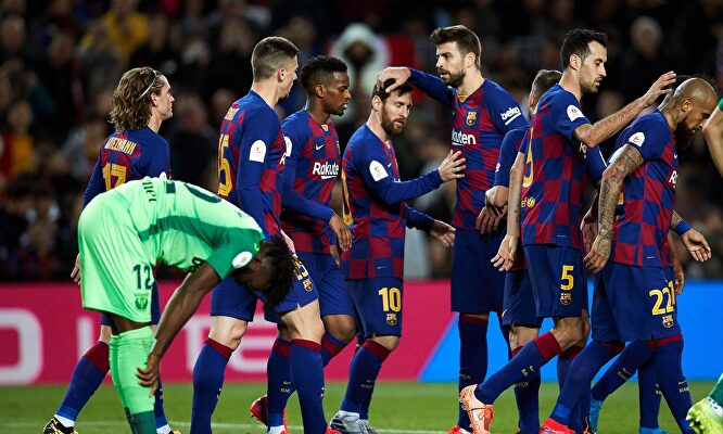 Los jugadores del Barcelona celebran el primero de los dos goles de Messi. |  EFE