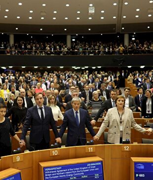 Los eurodiputados cantando el "Auld Lang Syne" |  EFE