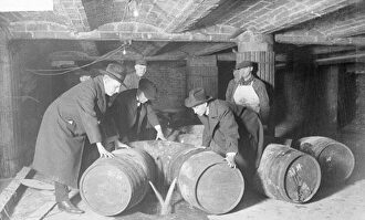 Agentes de prohibición destruyendo barriles de alcohol en 1921. |  Wikipedia