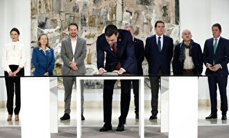 Pedro Sánchez durante la firma con patronal y sindicatos, con Pablo Iglesias de testigo. |  EFE