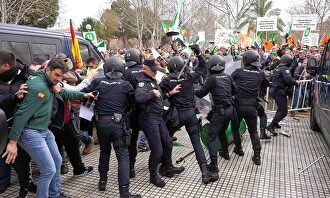 La policía reprime a los agricultores. |  EFE