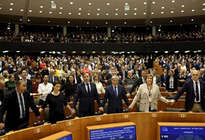 Los eurodiputados cantando el "Auld Lang Syne" |  EFE