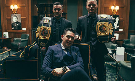 Antonio Ricobaldi (c), CEO de la promotora UGC, junto a los luchadores David Lahm (i) y Sergio Cabezas. |  David Alonso Rincón