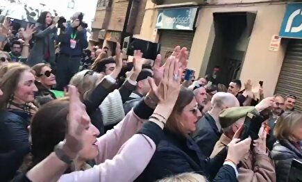 Vox desembarca en Cataluña: Medio millar de personas asisten a la apertura de su nueva sede