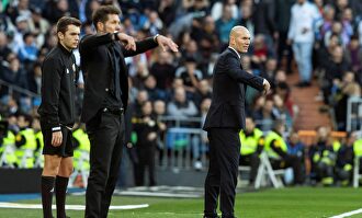 Zidane y Simeone dan instrucciones a sus jugadores durante el Derby. |  EFE