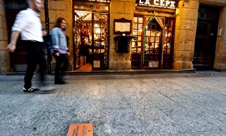 Placa en memoria de Gregorio Ordóñez en San Sebastián. |  EFE