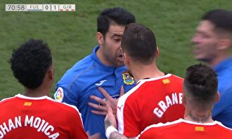 Cristóbal (c) se encara con Álex Granell en el Fuenlabrada-Girona. |  Imagen TV