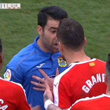 Cristóbal (c) se encara con Álex Granell en el Fuenlabrada-Girona. |  Imagen TV