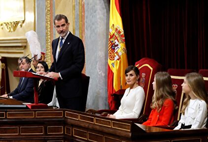 Iglesias, Montero y Garzón participan a regañadientes del larguísimo aplauso del Congreso al Rey