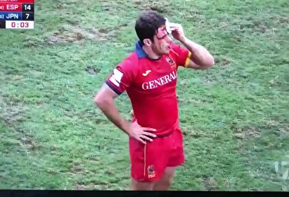 Orgullo español: se quita de encima al médico para placar a un rival con la cabeza llena de sangre