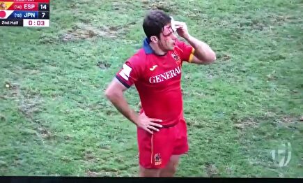 Orgullo español: se quita de encima al médico para placar a un rival con la cabeza llena de sangre