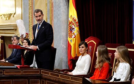 Iglesias, Montero y Garzón participan a regañadientes del larguísimo aplauso del Congreso al Rey